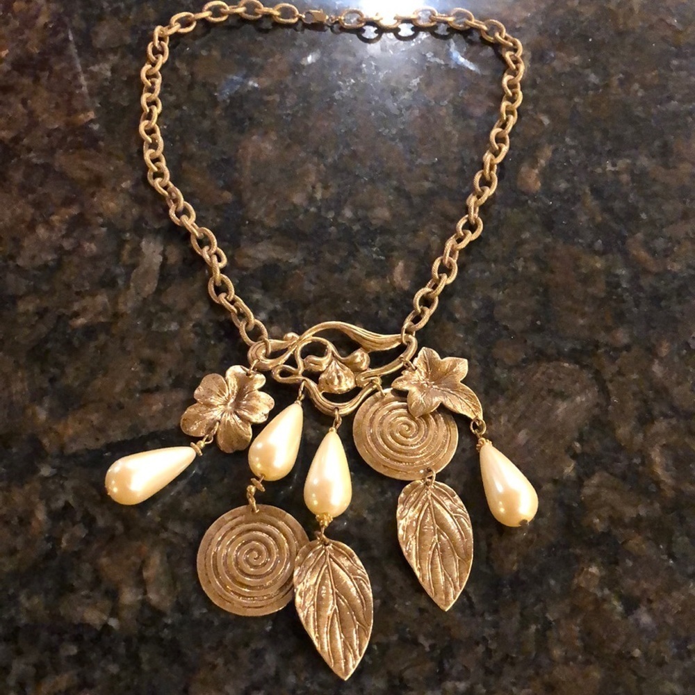 Retro Faux Pearl Gold Tone Necklace Statement piece